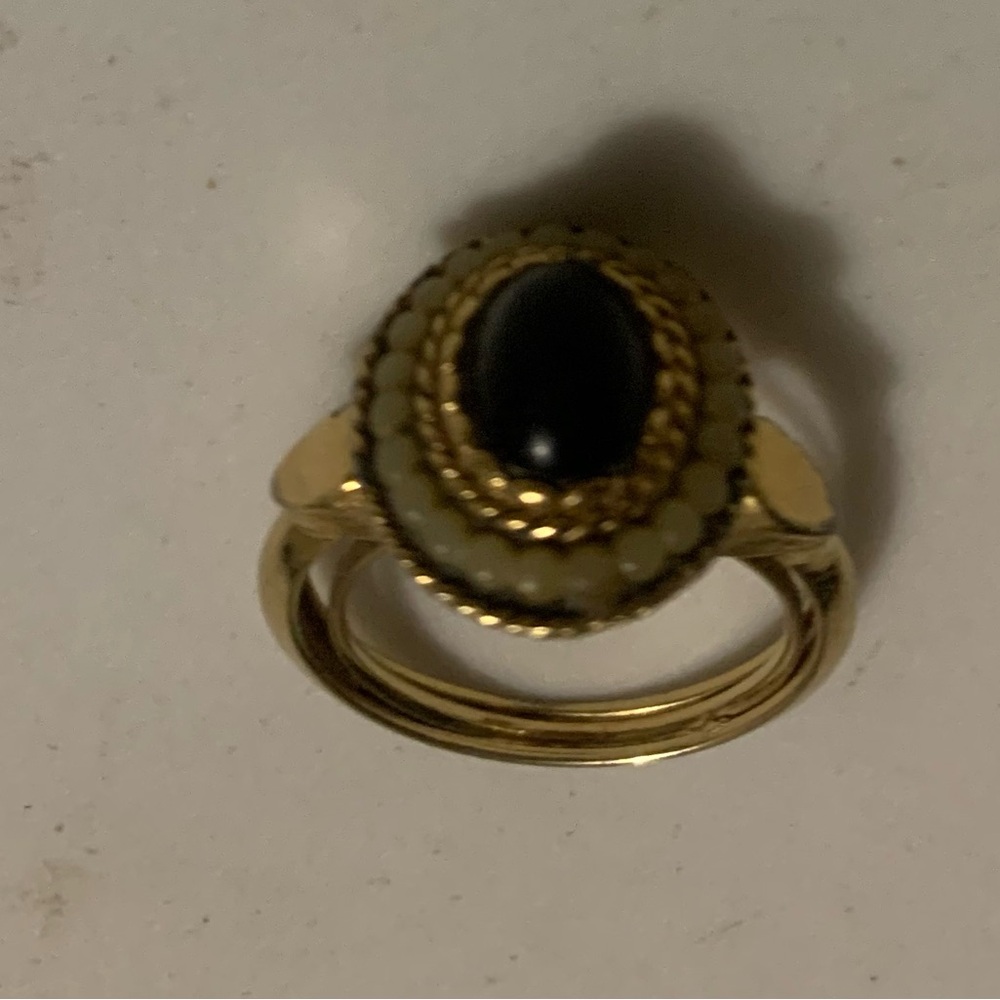 Elegant Gold and Black Women's Ring